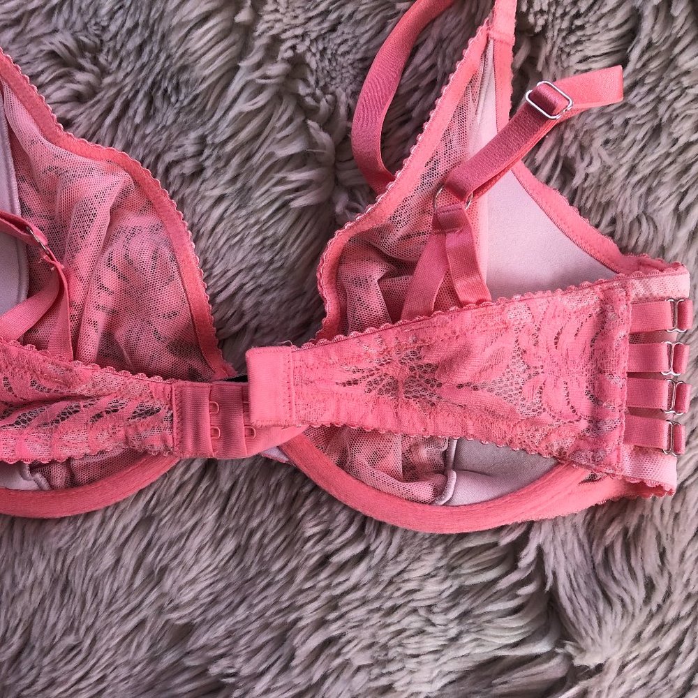 Sheer cup lace VS bra with side hardware detail. - Picture 6 of 10
